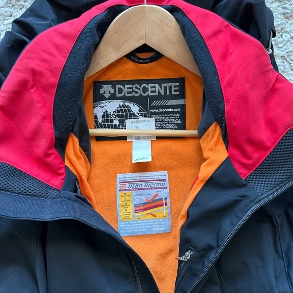 Descente MENS large in excellent condition. Very warm Descente makes great coats